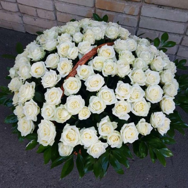 Круглая корзина из 101 белой розы