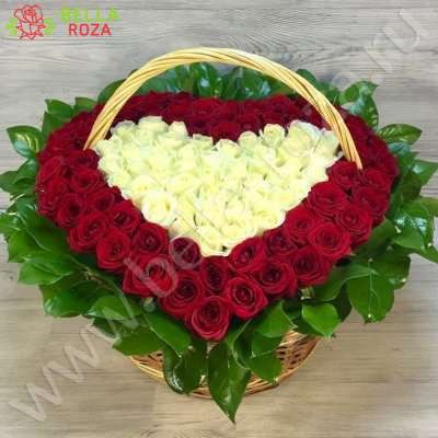 Корзина из 101 красной и белой розы в форме сердца