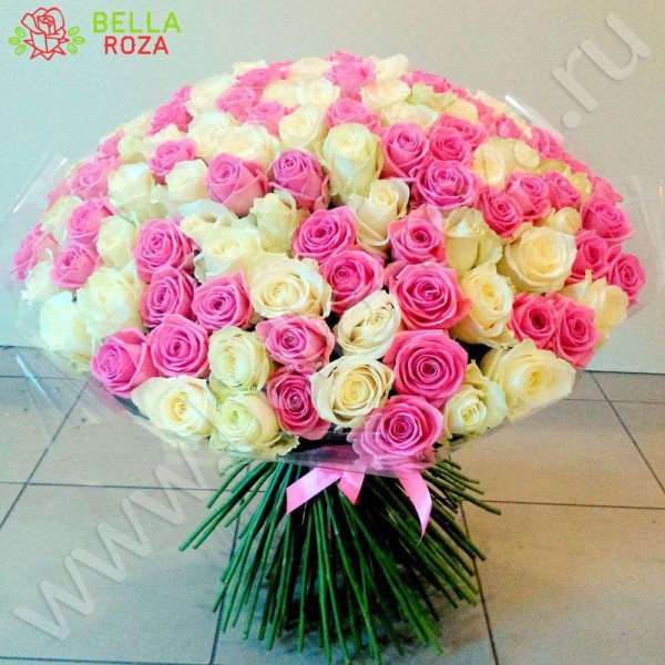 Букет из 101 белой и розовой розы 60 см.