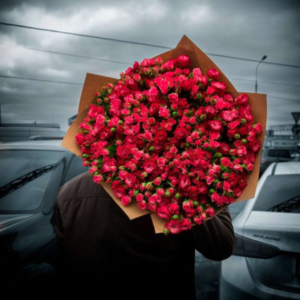 Букет из 75 красных кустовых роз