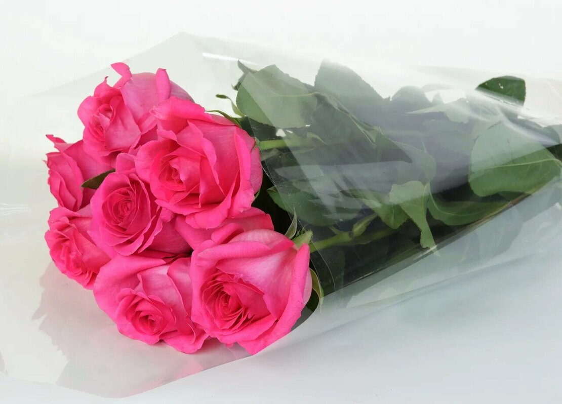 Розы пять штук. Розы без упаковки. Букет цветов в целлофане.