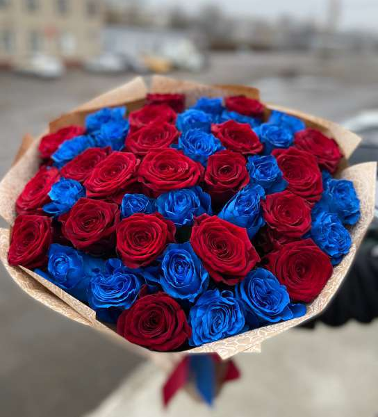 Букет из 41 красной и синей розы микс 70-90 см