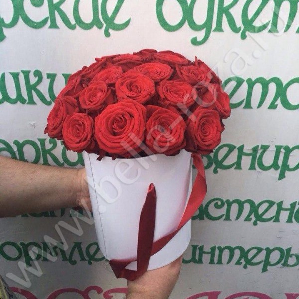 Букет 25 красных роз в шляпной коробке