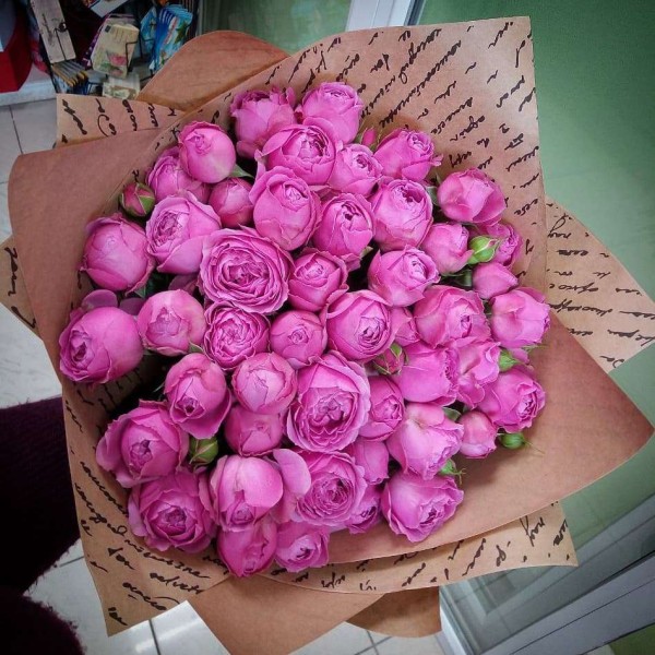 Букет из 25 кустовых роз "Мисти Баблс"