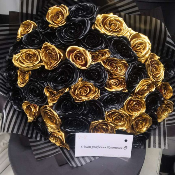 Букет из 31 золотисто- черных голландских роз 70 см