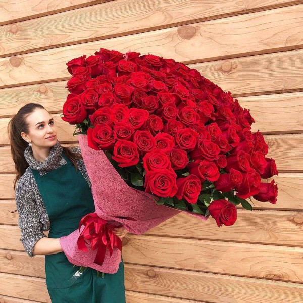 101 красная роза Фридом 100 см 