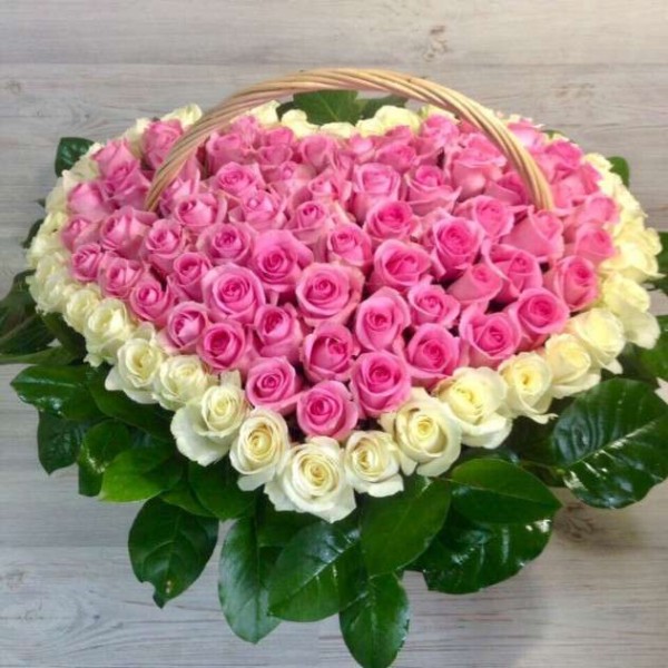 Корзина из 101 розовой и белой розы в форме сердца