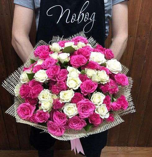 Великолепный букет из 25 голландских кустовых роз