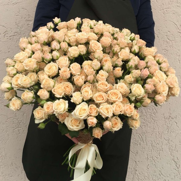 Букет из 51 кремовых кустовых роз